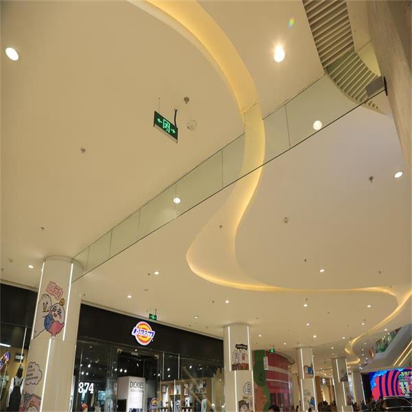 夾絲玻璃擋煙垂壁和單片防火玻璃有什么區(qū)別