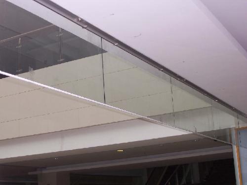 火玻璃擋煙垂壁是地鐵站的必備產(chǎn)品