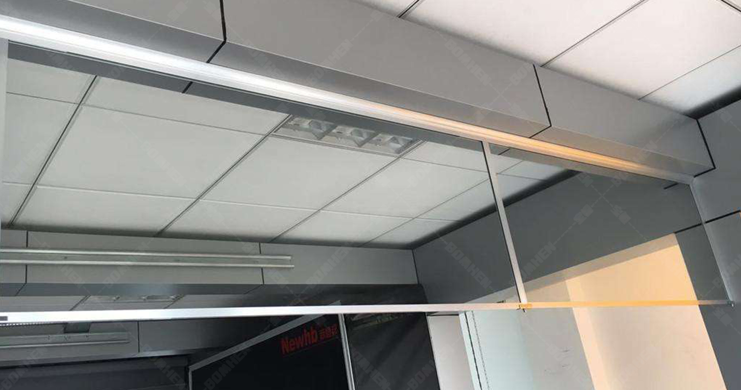 &ldquo;火海中的守護(hù)者：剛性防火玻璃擋煙垂壁&rdquo;